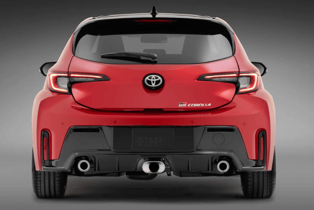 toyota-gr-corolla-2025-vermelho-traseira